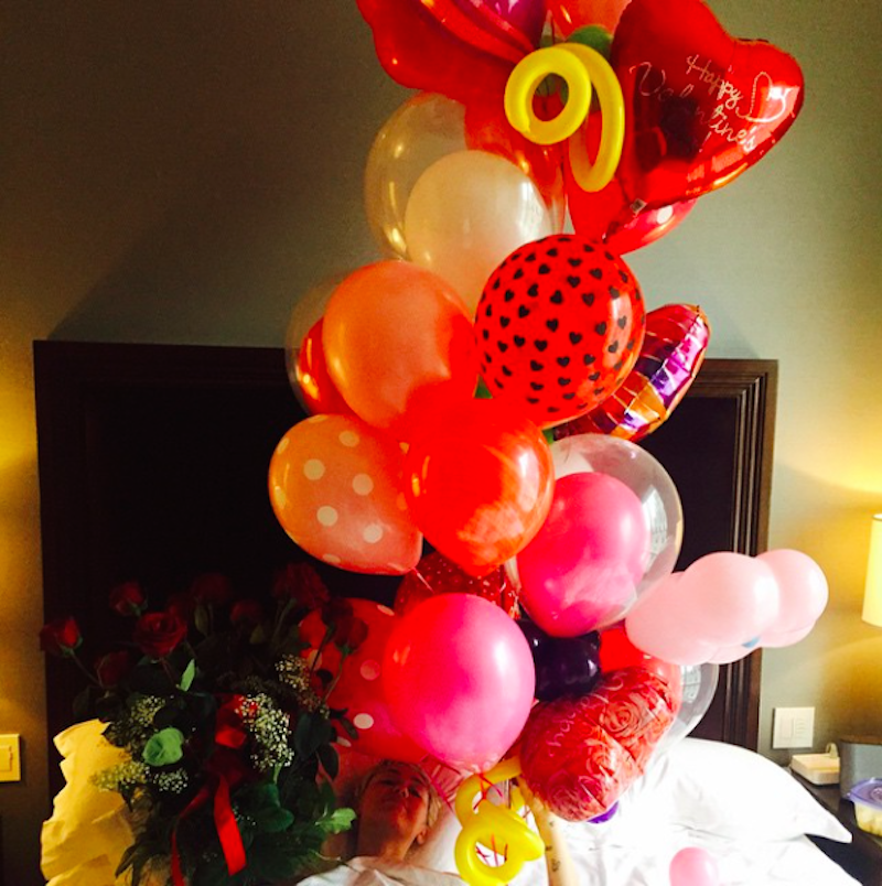 Miley dostala růže a balónky.